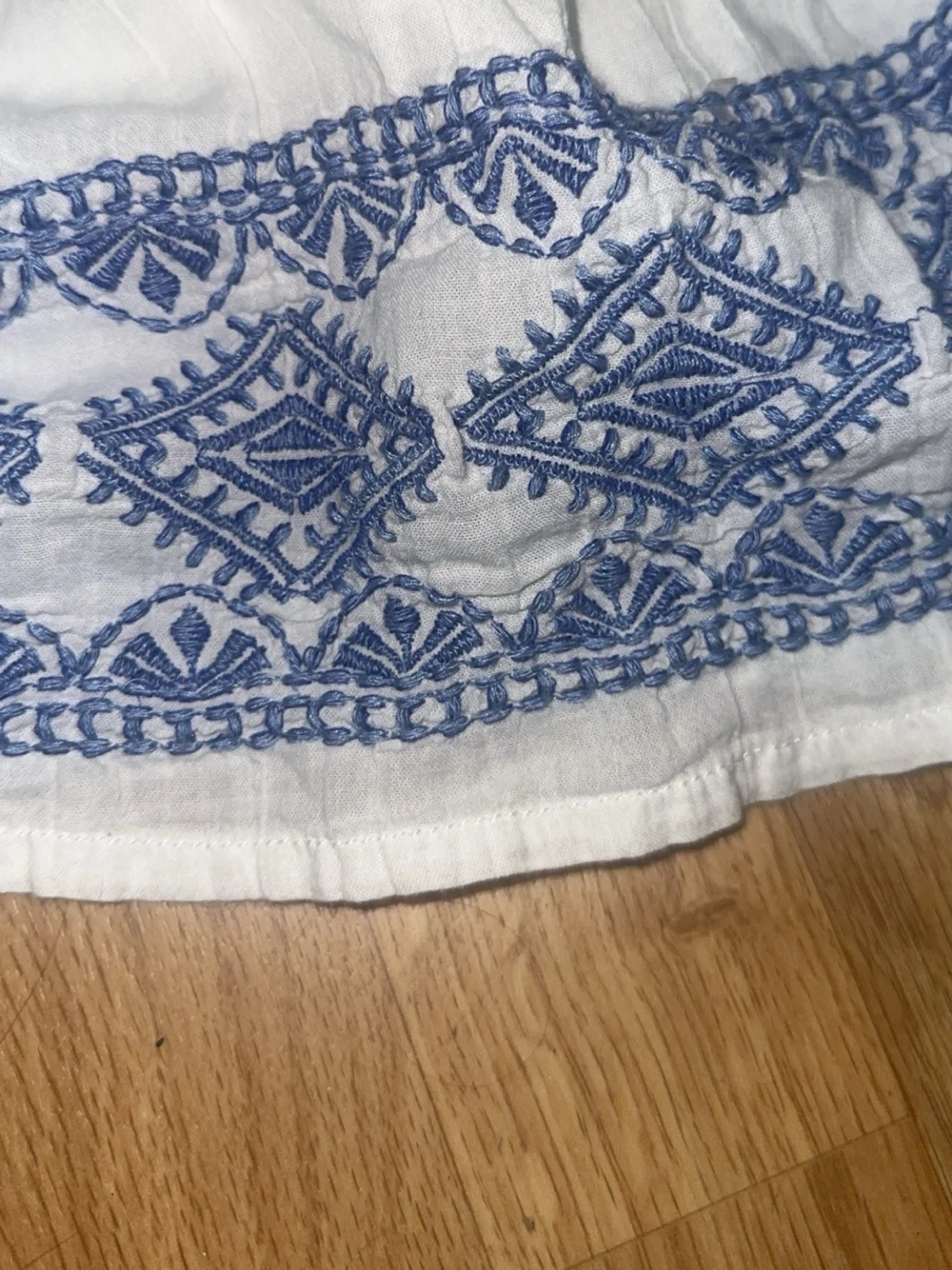 Vit kortkjol med blå brodyr från L.O.G.G. - 2