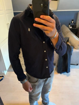 Marinblå Ralph Lauren skjorta - Säljer en riktigt snygg Ralph Lauren skjorta i storlek S(ca 160-172 cm). Skriv gärna om du har frågor. Pris går att diskutera