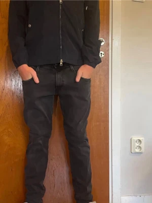 Replay jeans  - Säljer ett par svarta slim fit jeans med klassisk femficksdesign och diskreta sömmar. Jeansen har normal midja och smal passform hela vägen ner. Perfekta till en avslappnad streetwear-look.w32 L32