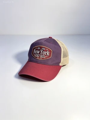 New York keps från New Era - Snygg keps från New Era med New York-brodyr framtill. Framsidan är mörkblå med röd skärm och baksidan är beige mesh för extra ventilation. Klassisk trucker-modell med justerbar snapback. Perfekt för dig som gillar streetwear och sportig stil.