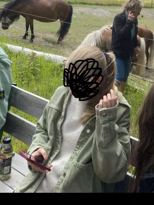 Grön jeansjacka från Zara - Grön trendig jeansjacka från Zara. Snygg ljusgrön overshirt i denimstil med klassisk krage och stora bröstfickor. Overshirten har knäppning framtill och avslappnad passform, perfekt att slänga över en hoodie eller t-shirt för en chill look. Andvänd få gånger och i väldigt bra skick. Skriv privat för fler bilder.