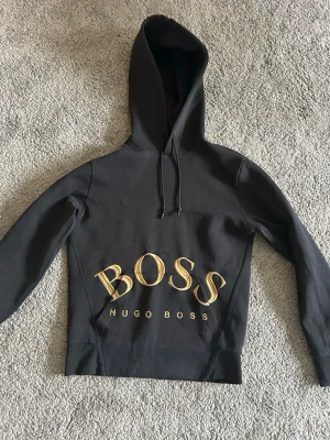 Hugo Boss hoodie - Svart Hugo boss hoodie, nästan aldrig använd och såklart äkta. Pris kan diskuteras 🏆✔️