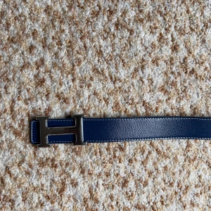 Mörkblått H bälte  - Säljer mitt Herrmes bälte i bra skick. Det är 115cm långt och säljs för 300kr. Kan gå ner i pris vid snabb affär.