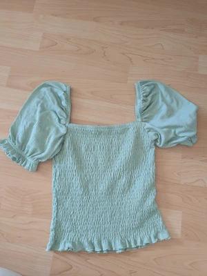 Tröja  - Fin tröja från Gina Tricot i storlek S. Några trådar kan ha åkt ut men inte så märkbart💕☺️