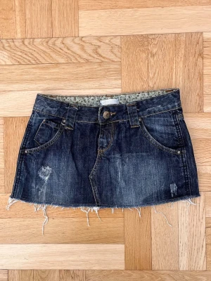 Lågmidjad mörkblå jeanskjol  - Söt jeanskjol xs/s 35,5cm midja tvärs över! 27cm i längden🌸 