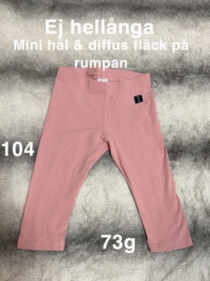 Rosa leggings från Polarn O. Pyret - Snygga rosa leggings från Polarn O. Pyret med resår i midjan och liten logolapp framtill. Perfekta till en avslappnad look eller att matcha med en oversized tröja.🌸 Ej hellånga. Mini hål. Diffus fläck på rumpan. Storlek 104