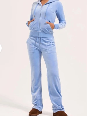 Juicy Couture Set - Juicy set ”Classic Velour” i färgen Bella Robia Blue, bara använd ett par gånger. De är midwaist på mig som är 167 och har inga defekter. Storlek M i båda delarna, nypris 2500 kr.