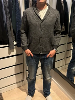Pier One cardigan - Riktigt snygg mörkgrå cardigan från Pier One. Storleken är M, tveka inte på att höra av dig vid eventuella frågor och funderingar!😊✌️
