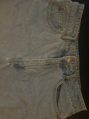 Ljusblå jeansshorts  - Superfina ljusblåa jeansshorts.  Aldrig använt, skulle säga att det är midwaist och storlek M.