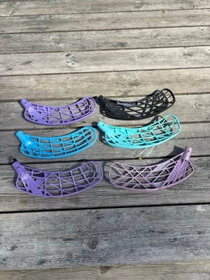Innebandyblad i olika färger - Sex stycken innebandyblad i plast, färgerna lila, svart, turkos och blå. Det är 4st Oxdog blad 2 st fsl blad(svart o lila längst ner till höger) 2st avox blad ( de längst upp till vänster och längst ner till vänster och 1st optiligth( de ljusblåa Oxdog bladet) blad sedan är det 1 unihocblad som har modellen unilite(den enda unihoc bladet). (Går att köpa styckvis) tveka inte för o skriva om du har några frågor!