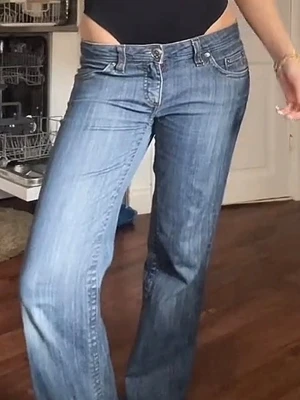 Blåa low waist jeans bootcut - Säljer ett par blåa low waist jeans med bootcut-modell och klassiska fem fickor. Jeansen har ljusa slitningar och broderade detaljer på bakfickorna. Perfekta för dig som gillar 00-talsstil och vill ha en avslappnad look.