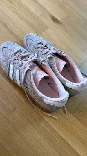 Adidas gazelle Rosa - Rosa Adidas gazelle, använda fåtal gånger. Strl 37 1/3🤗