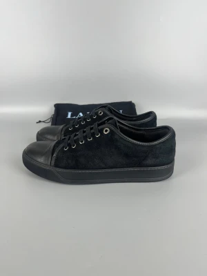 Helsvarta lanvin skor i mocka med matt  - • The shoes are gently used and in very good condition  • Size: EU41 / UK7 (fits 42)  • Color: Black  • Retail price: 5000 SEK / 450€  • Dustbag included