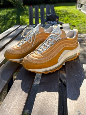 Nike Air Max 97 "Chutney" - Nike Air Max 97 "Chutney". Storleken är 38,5 men dessa är lite för små i passformen (passar nog mer de som bär strl 38.