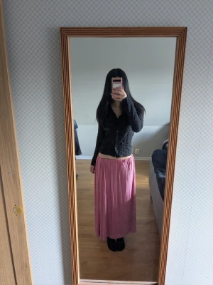 Rosa plisserad långkjol från Samsøe Samsøe - Säljer en snygg rosa långkjol från Samsøe Samsøe. (Ett danskt varumärke som har blivit känt för sin minimalistiska skandinaviska stil och högkvalitativa materialval.) Kjolen har resår i midjan och är tillverkad i ett lätt, flowy material som ger en skön känsla. Perfekt för dig som vill ha en färgglad och trendig look. Pris kan diskuteras🌸