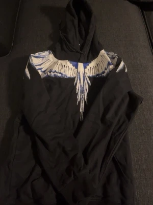 Svart hoodie med blått  - Svart hoodie. 