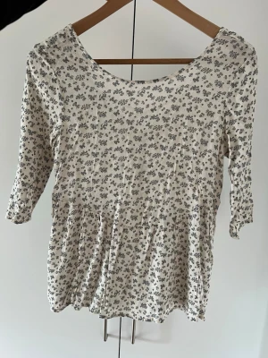 Top från Pull & Bear - Fin top med detaljer och mönster. 