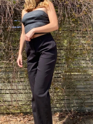 Svarta kostymbyxor  - Snygga svarta kostymbyxor med rak passform och lite hög midja. Perfekta för en classy look. 