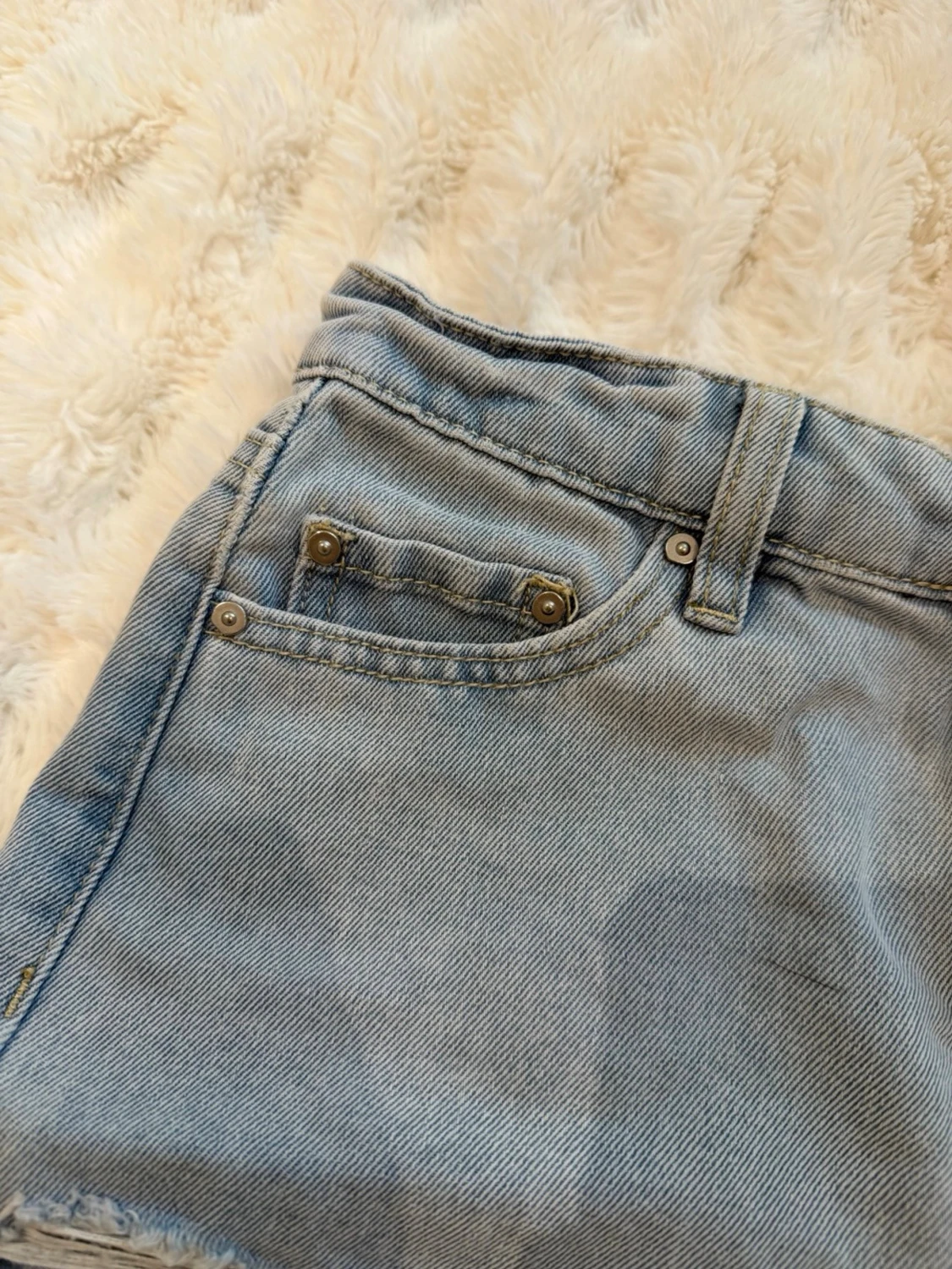 Ljusblåa denimshorts med slitningar - 1
