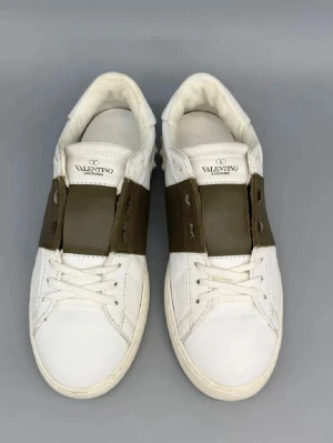 Valentino open - Tjeneritz! Säljer nu dessa valentino open som jag köpt på sicuro fassion för ett tag sen, riktigt bra skick och unik färg, finns äkthetsintyg och det är bara att höra av sig vid funderingar😃 är även öppen för byten