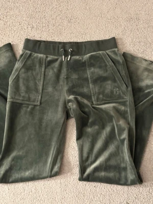 Gröna Juicy Couture byxor  - Mysiga gröna mjukisbyxor från Juicy Couture. Super sköna men använder ej längre 💕