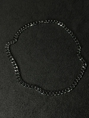 Silver Cubansk Kedja 50cm 9mm i Rostfritt Stål - Stilren cubansk kedja i silverfärg tillverkad i rostfritt stål. Kedjan är slitstark, rostfri och designad för att behålla sin färg över tid. 9mm tjocklek ger ett tydligt och exklusivt utseende som passar både vardag och fest.