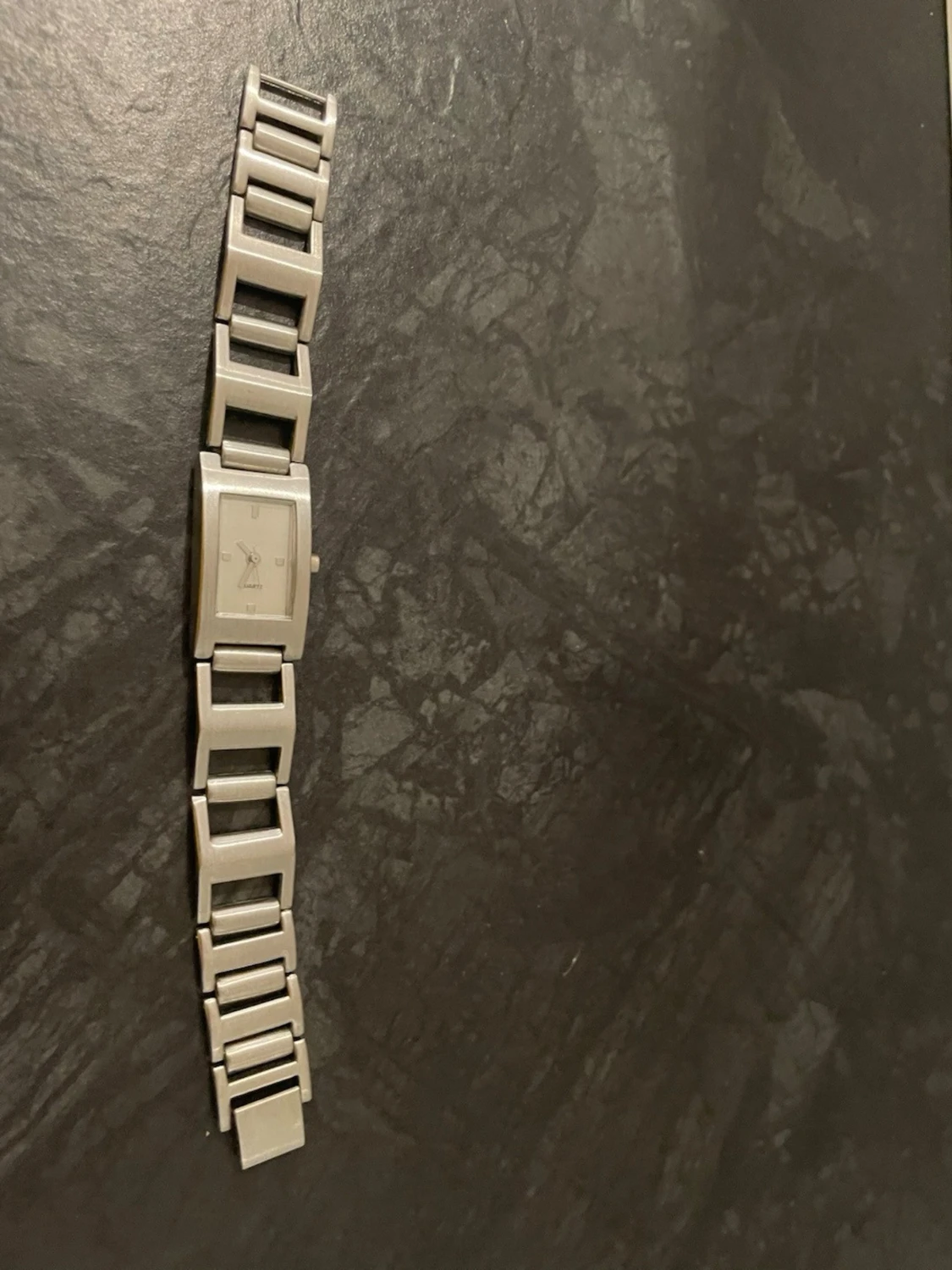 Stilren silverfärgad klocka  - 1