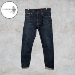 Nudie Jeans selvedge Lean Dean - Nudie Jeans selvedge Lean Dean.  Snygga jeans som börjat utvecklat fin patina & personlig karaktär över tid. Selvedge/raw denim från Nudie är kända för att bli snyggare ju mer de används, med unika fades som formas efter bäraren. Många ser äldre selvedge modeller som en investering då välutvecklad patina och snygg wear gör dem mer eftertraktade med tiden. Skick 8/10 inga märkvärdiga defekter. Strl W30 L32. Hör av dig för mått! Liknande säljs för 1000–3000 | Mitt pris 1499. Följ för rabatt! 
