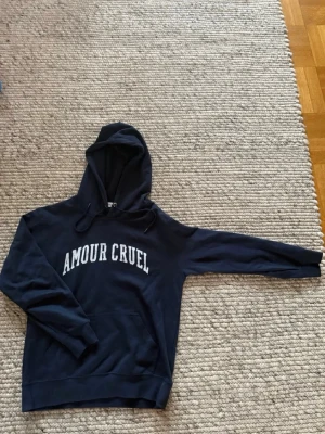 Yves Saint Laurent Hoodie - Skön YSL Hoodie med sällsynt tryck. Säljer för att den inte passar längre. Storlek S. Hör av dig kring funderingar!