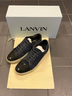 Lavin Navy Blue  - Säljer nu ett par riktigt snygga lanvins Färg: Navy blue Skick: 6/10 Storlek: UK8, motsvarar storlek 43-44 Defekter: Insida häl så är det lite uppslitet men inget som påverkar vid användning Bara att höra av er vid funderingar.