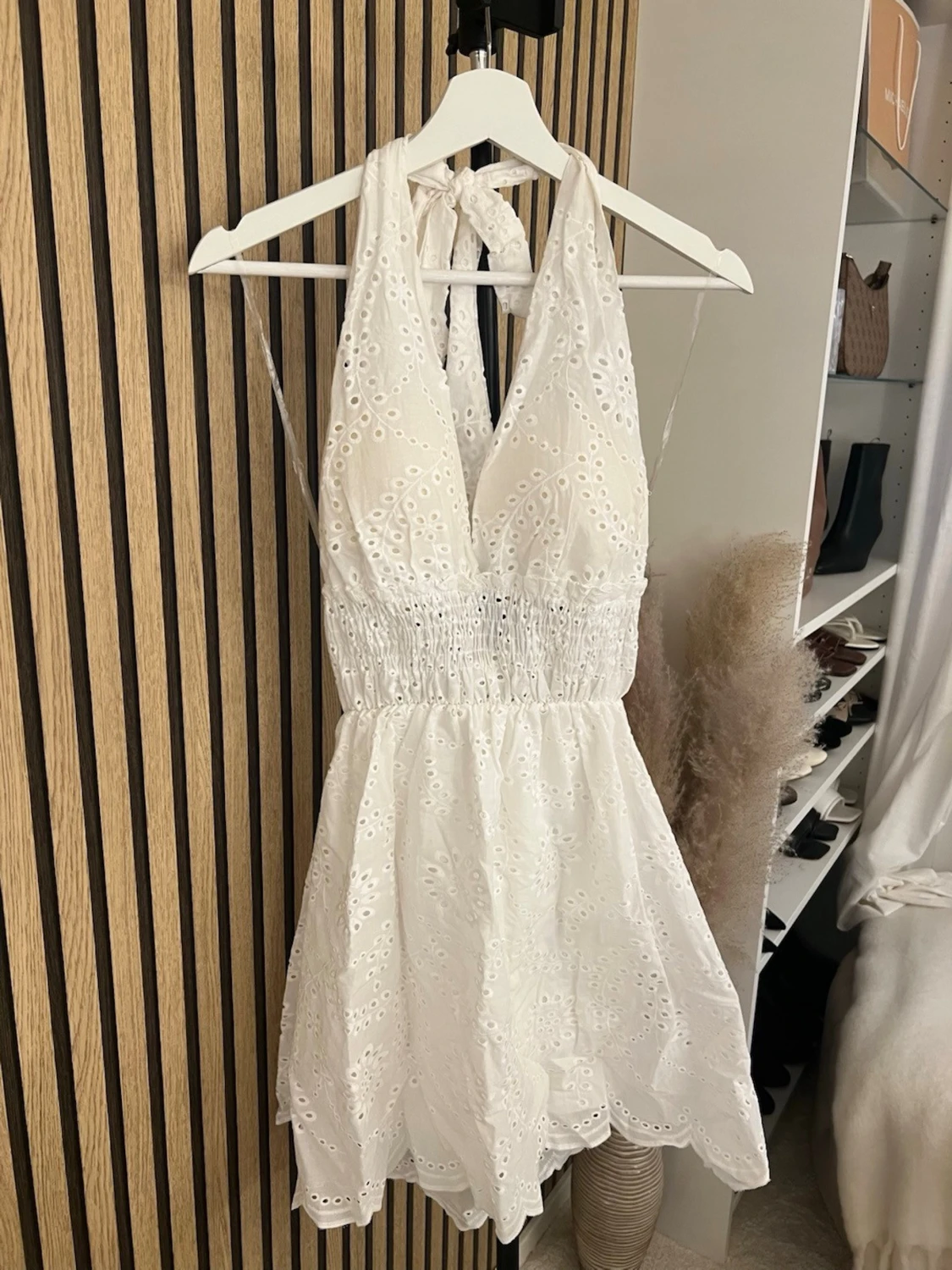 Vit omlottklänning med broderi