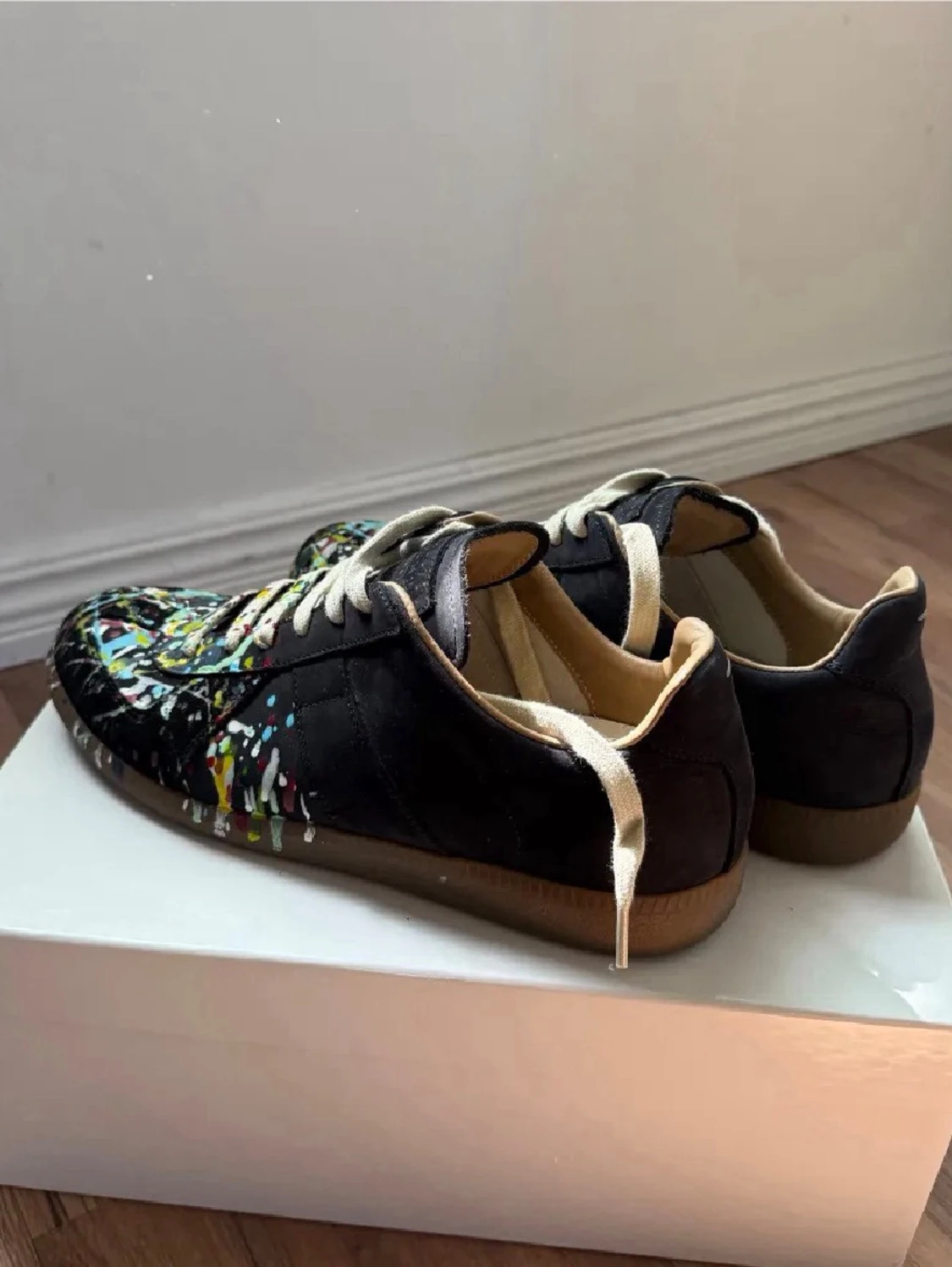 Svarta sneakers med färgstänk - 1
