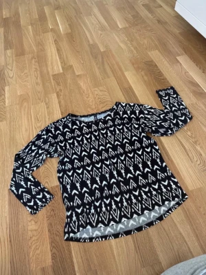 Topp stl M - Mönstrad topp från H&M i storlek M.  Tunt och luftigt material, perfekt för sommaren.  Mycket bra skick. 
