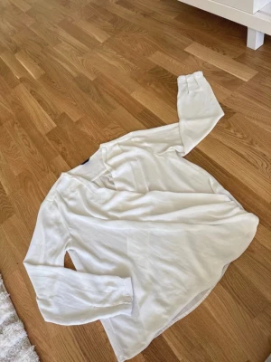 Omlott blus   - Blus från Lindex i storlek 44.  Går i omlott och har knapp i mitten.  Mycket bra skick.  