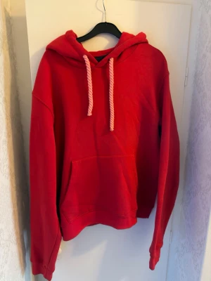 SynaWorld Tracksuit - Hej! Säljer nu mina fina Synaworld Set den tyvärr ej passar längre. Helt fel fri och fräsch, säljs Endast för 699 SEK så det är först i kvarn som gäller!