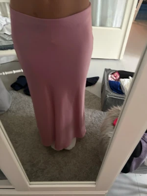 Ljusrosa långkjol i satin - Så fin satinkjol från Zara, Aldrig använd