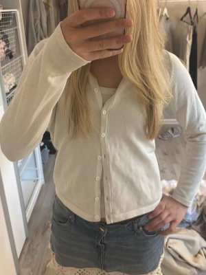 Vit kofta med knappar - Snygg vit kofta med v-ringning och knäppning framtill. Lätt och tunn i materialet, perfekt att slänga över ett linne eller t-shirt. Enkel och stilren design som passar till jeans eller kjol. 🥰🥰