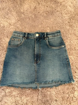 jeanskjol🤗 - jeanskjol i blå tvätt! mid waist💞