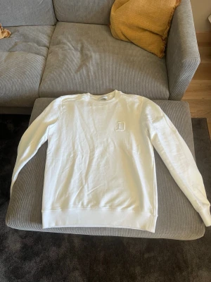 Dondup tröja  - Virt sweatshirt från dondup. En väldigt svag fläck på framsidan och en på bakre sidan av högerärmen men knappt så att de syns, för övrigt väldigt fint skick. Ganska liten i storleken.