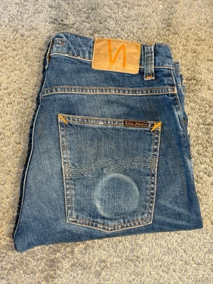 Nudie Jeans Grim Tim - Ljusblåa Nudie Jeans||Skick 9/10||Modell Grim Tim||Storlek W31/L30||Skriv vid minsta intresse||