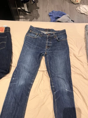 Nudie jeans - Mörkblå nudie jeans som inte passar längre 30/34