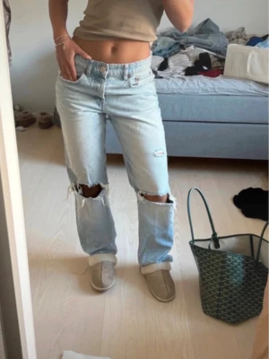 Zara Ripped Jeans  - Straight leg jeans från zara med håll på knän och detaljer på bakfickan. Använd en gång. 50cm i längden