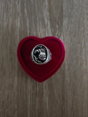 Silverfärgad ring med ugglemotiv - ring i storlek 22,6mm, silverfärgad. 