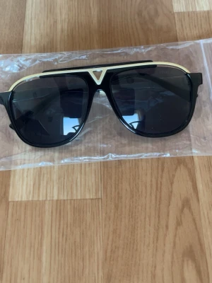 L-v Solglasögon - Säljer helt nya, oanvända.   L-v solglasögon 🕶️.      Dem fetaste glajorna du kan rocka till sommaren. 🔥