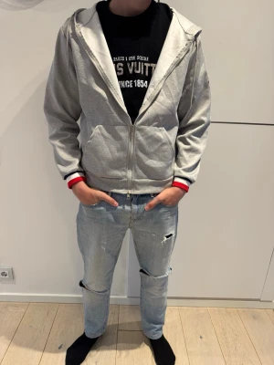 Moncler hoodie  - Grå zip Moncler hoodie i storlek M. Kom med frågor och prisförslag!🤗🔥