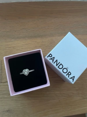 Pandora silverring med hjärta - En jättefest ring från pandora i äkta silver, köpt för 799kr. I strl 50 ( kolla pandoras hemsida för storleksguide). 