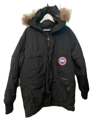 Canada Goose jacka - Canada Goose jacka i väldigt bra skick 8/10,Storlek L,Nypris cirka 16 000, Pris kan diskuteras mvh Gabbe