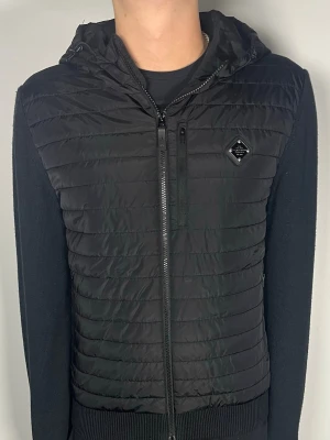 J.Lindeberg cardigan - Säljer en ritkigt snygg och trendig J.Lindeberg cardigan i fint skick, storlek L, vid frågor är det bara att skriva //Gramenti