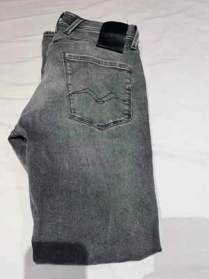 Grå jeans från Replay - Snygga grå jeans från Replay. Modell är anbass hyperflex. Storlek 28/30