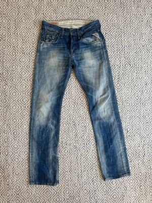 Replay jeans - Replay jeans - Modell: Moresk- Storlek: W28/L32 - skick: 9/10 - Nypris runt 2000kr Bara att höra av sig vid minsta fundering!🤩
